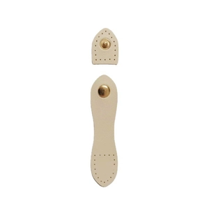 Detailansicht der beigen Lederschnalle mit goldenem Druckknopf und vorgestanzten Nählöchern