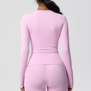 Vue arrière d'un ensemble de yoga rose à manches longues montrant le tissu élastique