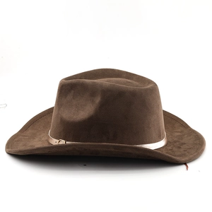 Dettaglio cappello cowboy marrone scuro scamosciato con fascia dorata decorativa