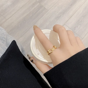 Minimalist S925 sterling silver chain link ring in gold finish on female hand