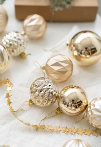 Gros plan de boules de Noël dorées et champagne avec des textures mates, brillantes et pailletées