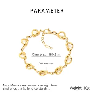 Vue détaillée du bracelet à nœuds en acier inoxydable plaqué or 18 carats avec fermoir