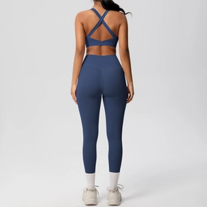 Detalle del sujetador deportivo azul marino con tirantes cruzados y leggings a juego