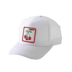 Cappellino trucker a rete bianco con ricamo a ciliegia rossa e retro traspirante