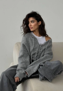 Vue détaillée du cardigan gris avec liens de serrage frontaux et maille douce