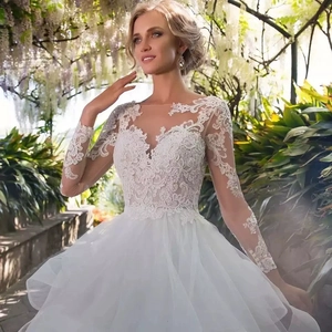 Robe de mariée élégante en dentelle à manches longues avec jupe volumineuse en tulle