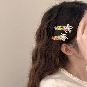 Fermaglio per capelli ricamato con perle bianche e perline colorate per stile vintage