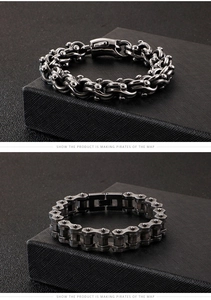 Détail macro de bracelets gourmettes de motard en acier inoxydable noir sur coffret