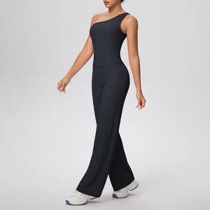 Détail de l'ensemble gilet de yoga noir à une épaule et pantalon de fitness à jambes larges