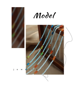 Vue macro d'un collier en perles de pierre naturelle avec turquoise et perles dorées