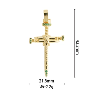 Détail du pendentif croix en clous dorés avec zircon vert et dimensions précises