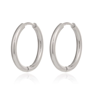 Vue détaillée de boucles d'oreilles créoles minimalistes en acier argenté à effet miroir