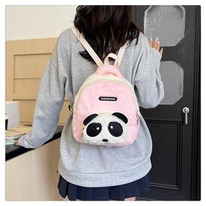 Primer plano de mochila de oso panda de peluche rosa y blanca usada por una modelo