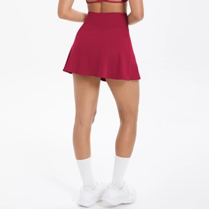 Vista posteriore della gonna pantalone da tennis bordeaux a vita alta con design a pieghe