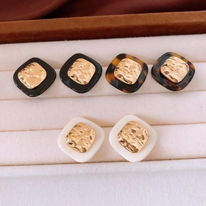 Quadratische Acetat-Ohrringe in Schwarz, Schildpatt und Creme mit goldenen Akzenten