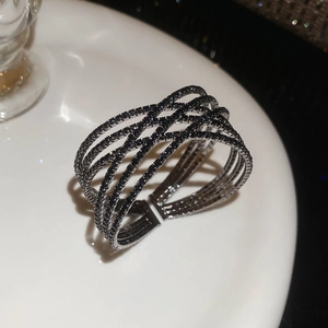 Gros plan détaillé du bracelet croisé double couche serti de strass noirs étincelants