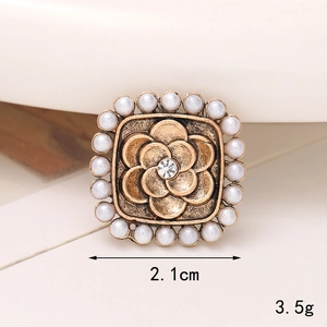 Dettaglio macro di ciondolo per scarpe a fiore in bronzo 2,1 cm con perle e strass