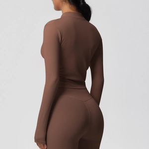 Vue détaillée arrière de l'ensemble de yoga marron avec coutures ergonomiques et fini mat