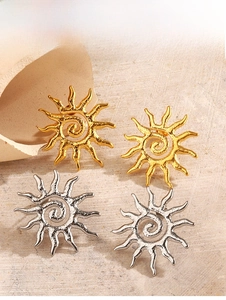 Detailansicht von Sonnen-Ohrsteckern in Gold und Silber mit strukturierter Metalloberfläche