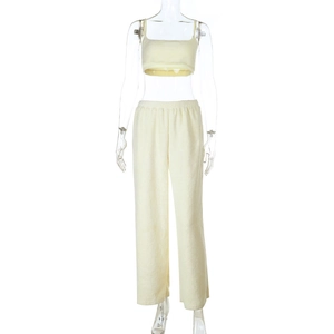 Dettaglio del set a due pezzi giallo chiaro con canotta e pantaloni ampi in peluche