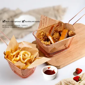 Mini paniers à friture rose doré pour frites et snacks sur planche en bois