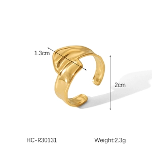 Detail view of 18K gold stainless steel heart ring dimensions and weight specifications