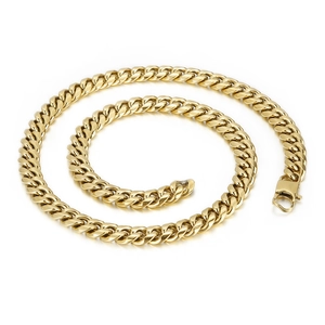 Vue macro d'un collier à maille gourmette dorée avec fermoir mousqueton poli