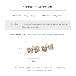 Dimensions des boucles d'oreilles nœud en zircon avec taille 1.2cm x 1.2cm et poids 3.5g
