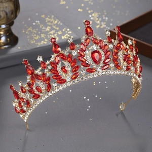 Couronne de mariée baroque avec des strass rouges et transparents pour mariage.
