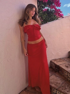 Damen Sommermode Set mit rotem Rüschen-Bandeau-Top und schmalem Maxirock für den Strand