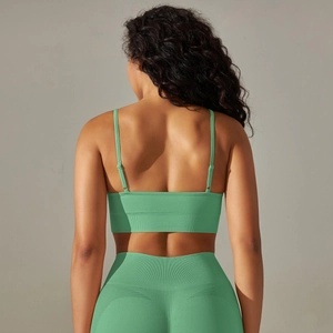 Detail view of the ribbed waistband and adjustable straps on the green seamless sports set