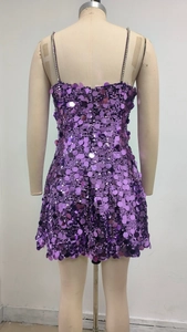 Nahaufnahme des lila Pailletten-Minikleides mit Strass-Trägern und dichtem Paillettenstoff