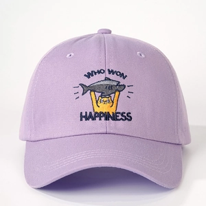 Détail de la broderie chat et poisson sur une casquette en coton violette