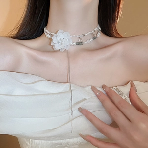 Elegante zweilagige Perlenkette mit Chiffonblume und langen silbernen Quasten für Damen