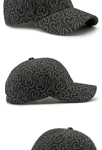 Détail de la casquette de baseball en denim avec motif jacquard cœur gris foncé