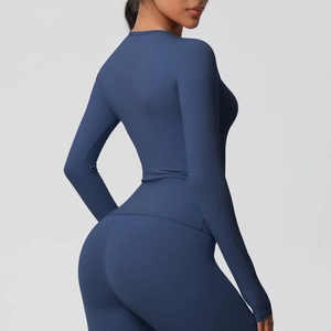 Vue détaillée d'un ensemble de sport bleu marine ergonomique avec texture mate