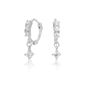 Vue macro détaillée des créoles en argent sterling S925 avec gouttes en zircon clair