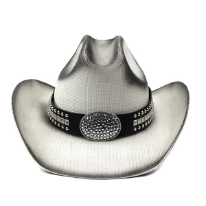 Nahaufnahme von silbernem Cowboyhut mit nietenbesetztem Lederband und Strass-Schnalle