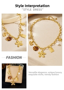 Détail d'un collier plaqué or avec pendentifs cœur évidé, fleur et imprimé léopard