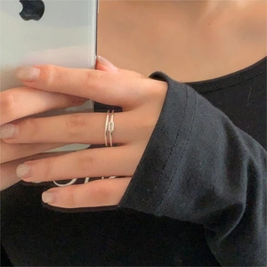 Detail shot of a double-band 925 silver ring featuring a rectangular zircon on the finger