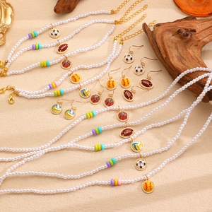 Parure de bijoux en perles sportives avec perles colorées et pendentifs de football