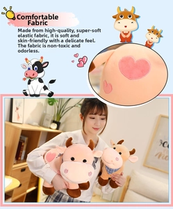Detalle de peluche de vaca en tela elástica suave con bufanda a cuadros azul y blanca