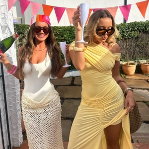 Détail d'une robe jaune à épaule nue froncée et d'un ensemble jupe en maille blanche