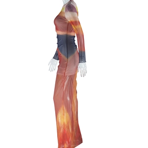 Detail eines transparenten Langarmkleids aus Netzstoff mit Sonnenuntergangs-Farbverlauf