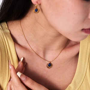 Détail d'un ensemble de bijoux plaqués or 18K avec pendentifs en pierre bleu foncé