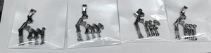 Détail de quatre pendentifs en acier inoxydable avec silhouette mère-enfants et cœur