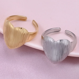 Bague cœur exagérée en finition or et argent avec texture en métal brossé ajustable