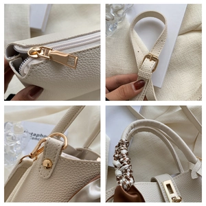 Détails du cuir grainé, ferrures dorées et foulard en soie sur un sac seau de couleur crème