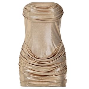 Détail de la mini-robe bustier dorée avec des fronces réfléchissantes et texture brillante