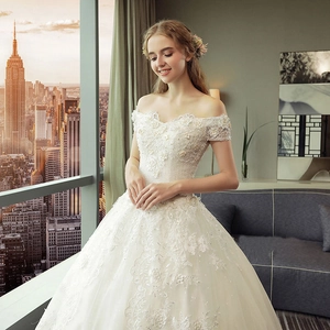 Abito da sposa bianco a linea A con spalle scoperte, pizzo e applicazioni floreali